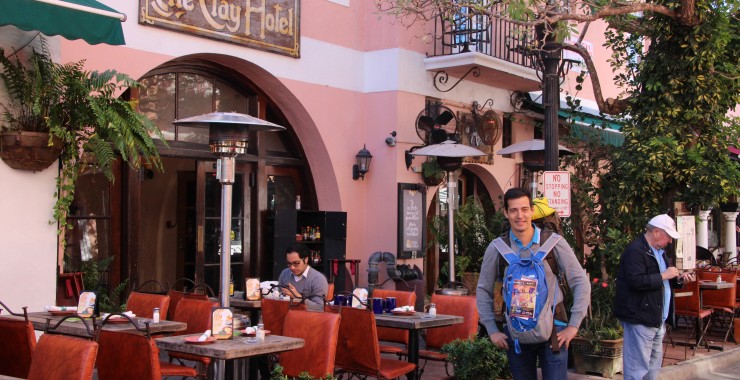 Chris voor de Clay Hotel - eerste budget hotel