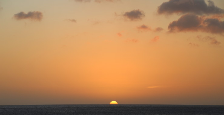 Machweg geniet van de zonsondergang