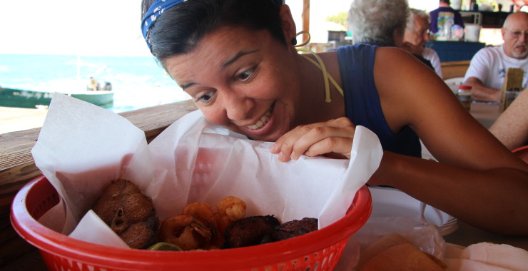 Marlous bij een lokaal visrestaurant