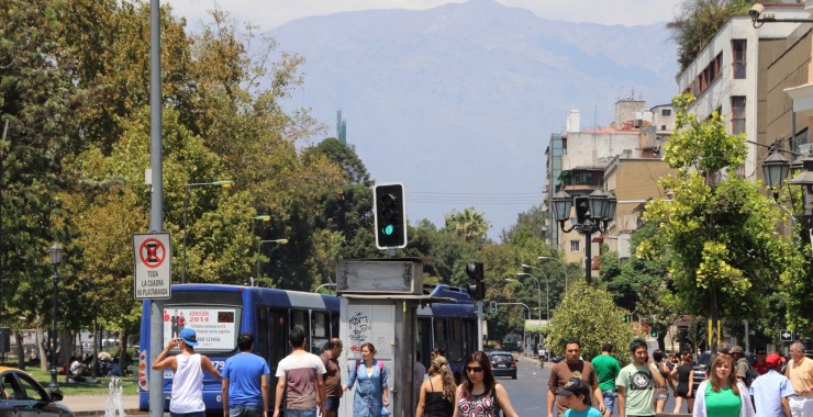 Straatbeeld Santiago Andes op de achtergrond