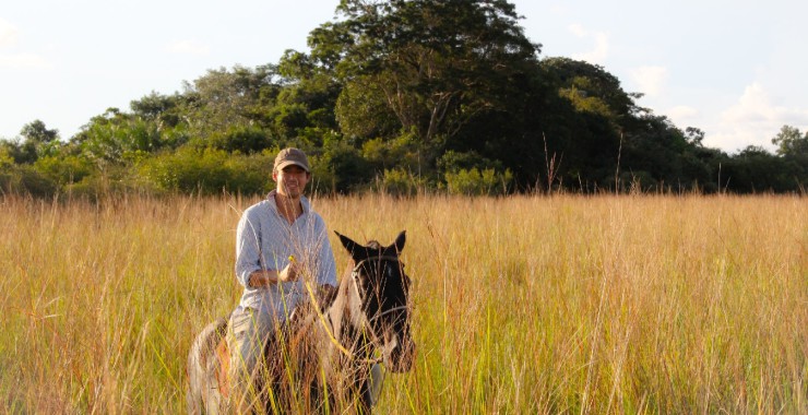 Chris op een paard in de Pantanal