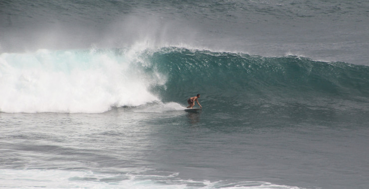 Surf dude hoge golven