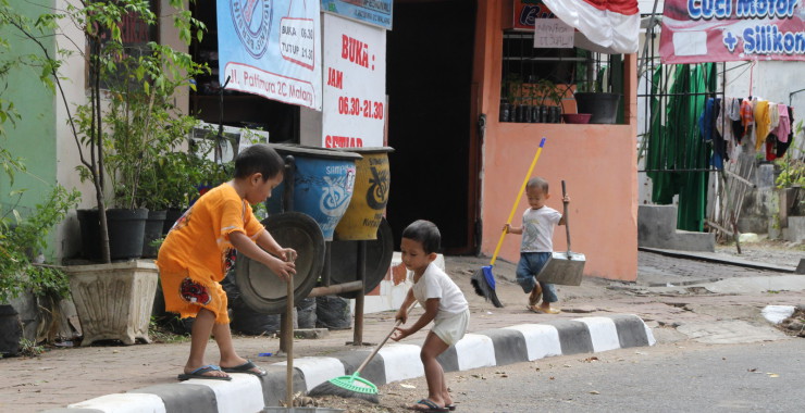 Spelende kinderen op straat
